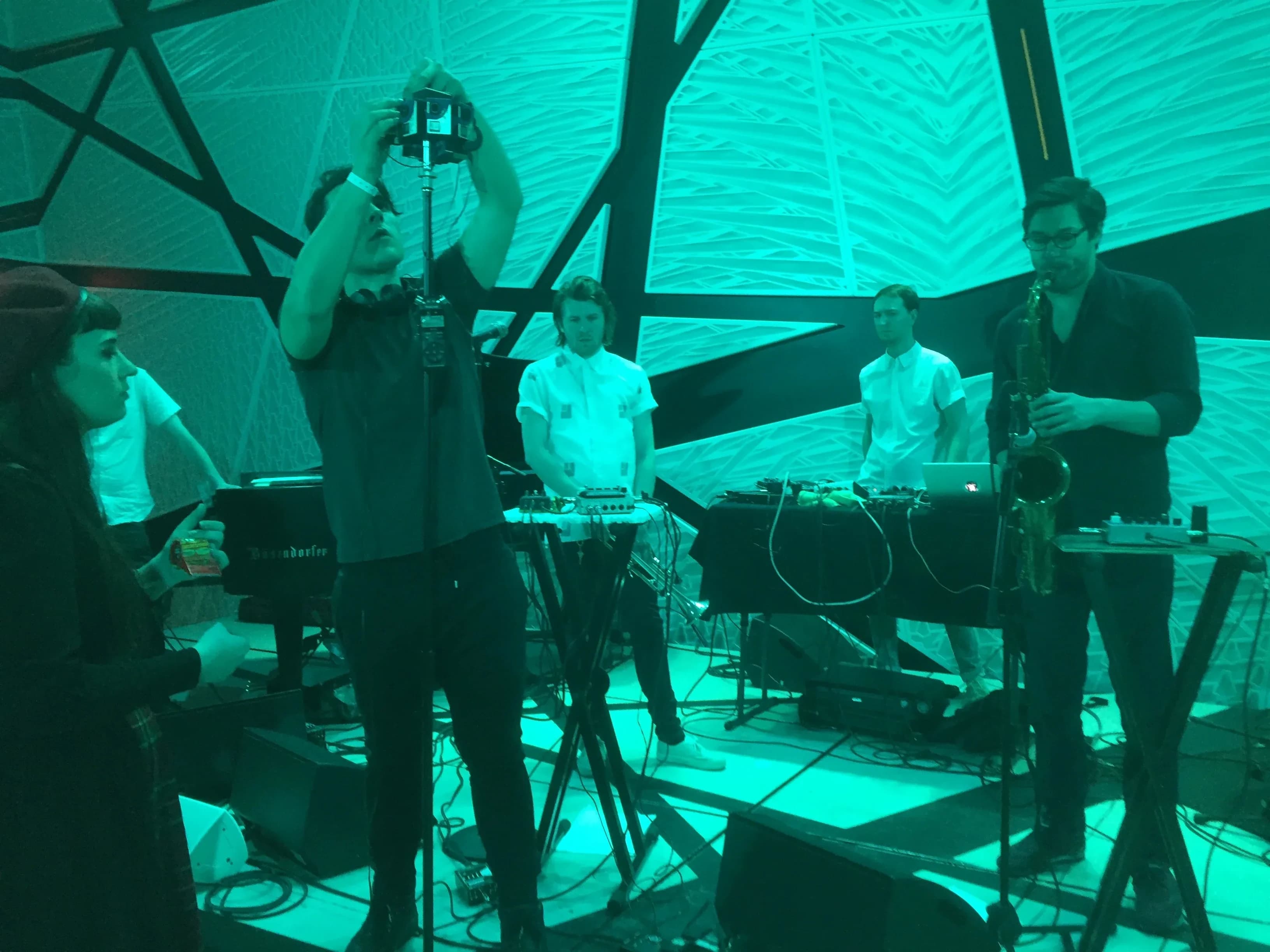 MC&Hammer live performance with projection mapping